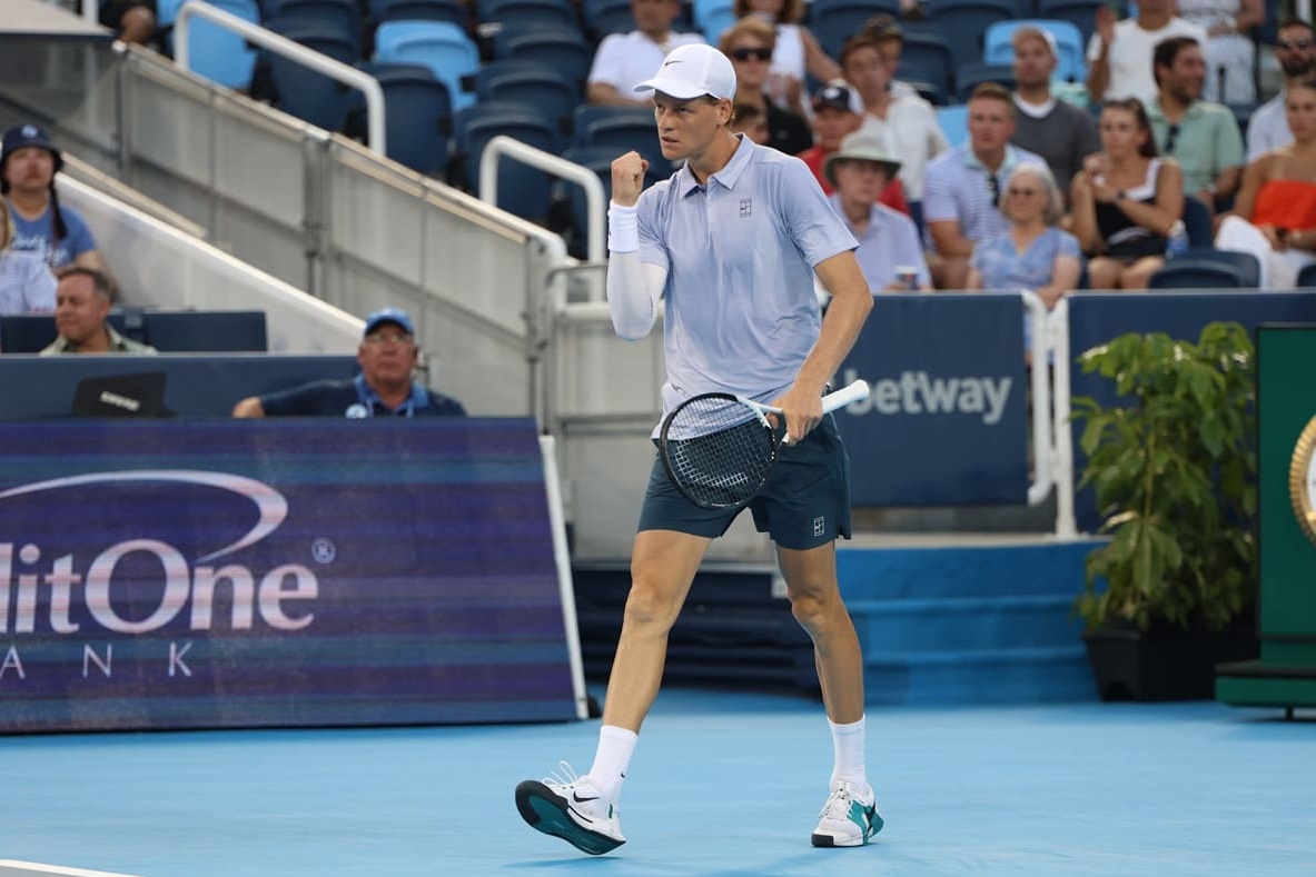 Sinner agli ottavi a Cincinnati, Diallo battuto in due set. Sonego eliminato da Fritz Sinner agli ottavi a Cincinnati, Diallo battuto in due set. Sonego eliminato da Fritz