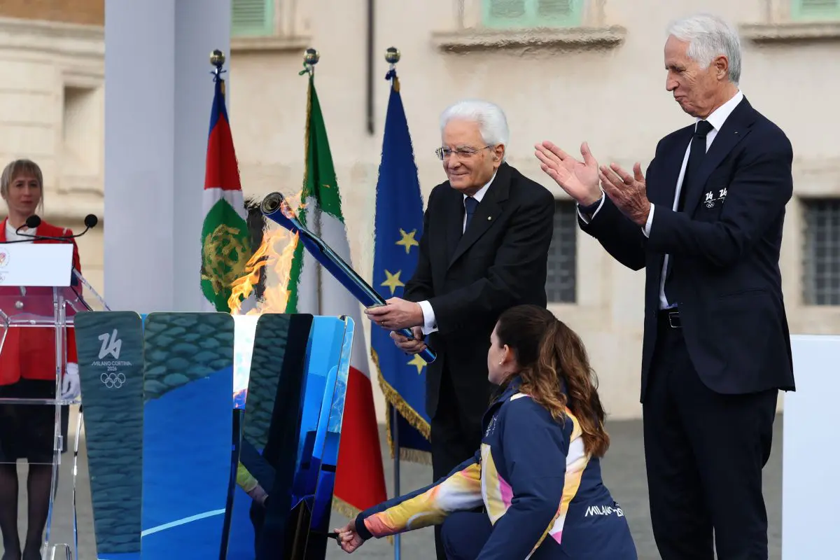 Mattarella accende il braciere olimpico dei Giochi Invernali di Milano-Cortina 2026