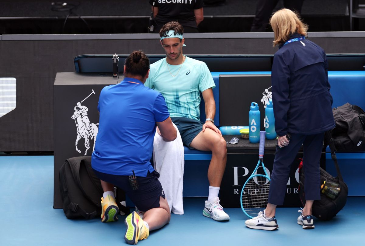 Australian Open, Musetti si fa male sul più bello: arriva il ritiro avanti 2 set a 0 contro Djokovic. In campo Sinner e Shelton