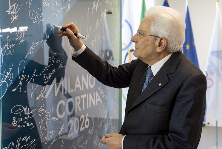 Mattarella in visita al Villaggio olimpico di Milano “Dallo sport un messaggio di pace” / Video