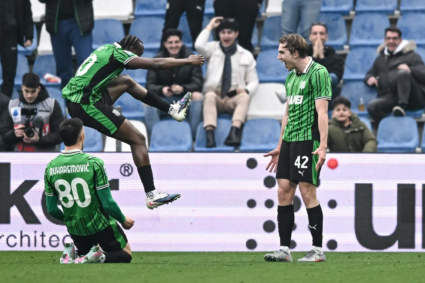 Impresa Sassuolo, in inferiorità numerica per 80 minuti batte l’Atalanta 2-1