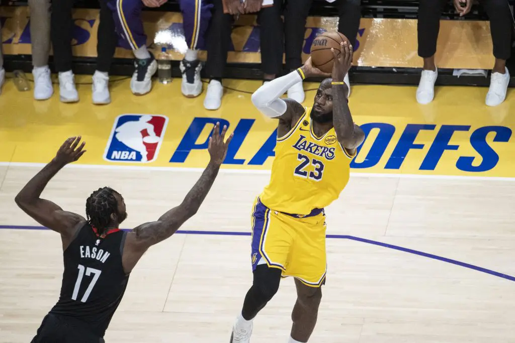 LeBron James trascina i Lakers sul 3-0 contro i Rockets nei playoff Nba, Spurs e Celtics avanti