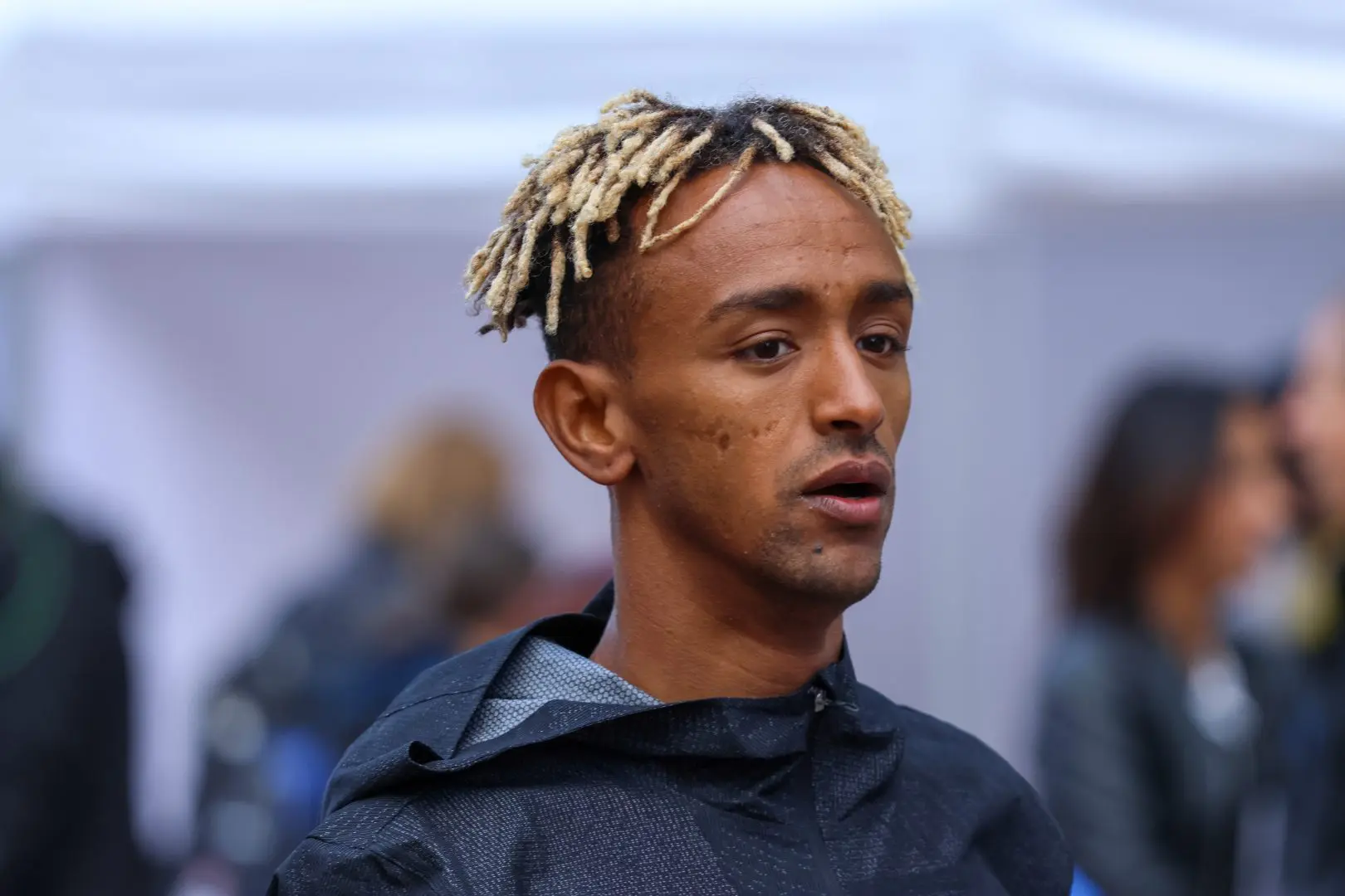 Impresa di Yeman Crippa, è il primo italiano a vincere la Maratona di Parigi