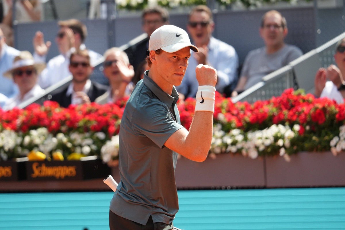 Sinner rimonta Bonzi e vince al terzo set all’esordio a Madrid, avanti anche Musetti