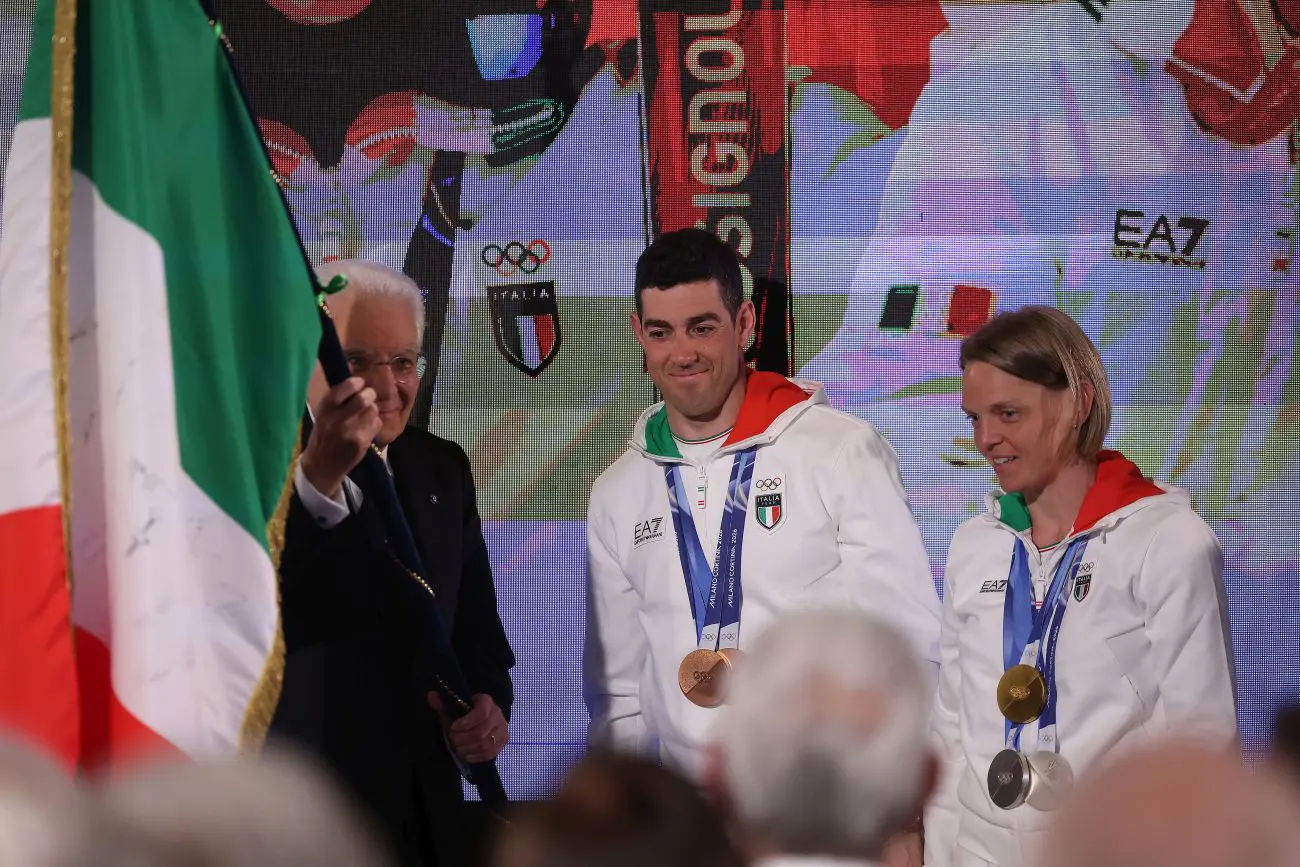 I portabandiera azzurri di Milano-Cortina riconsegnano il tricolore al Quirinale, Mattarella “Scritta pagina indimenticabile”