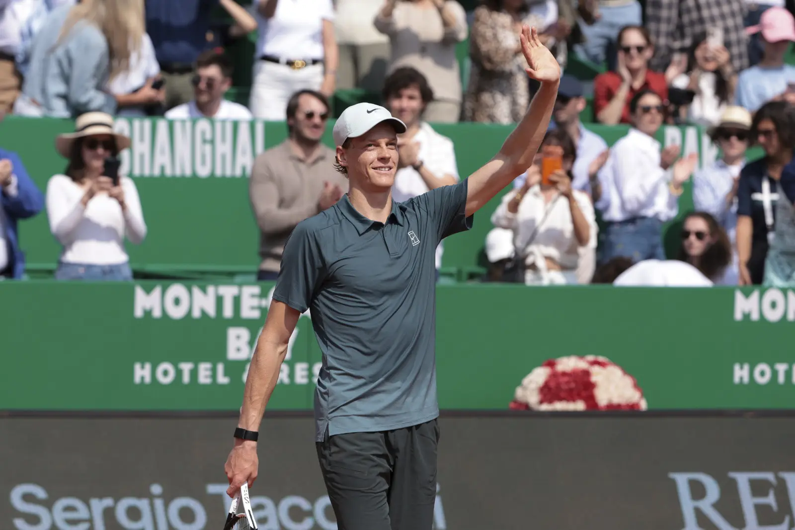 Sinner è il nuovo principe di Montecarlo e si riprende il numero uno del mondo: Alcaraz sconfitto in due set