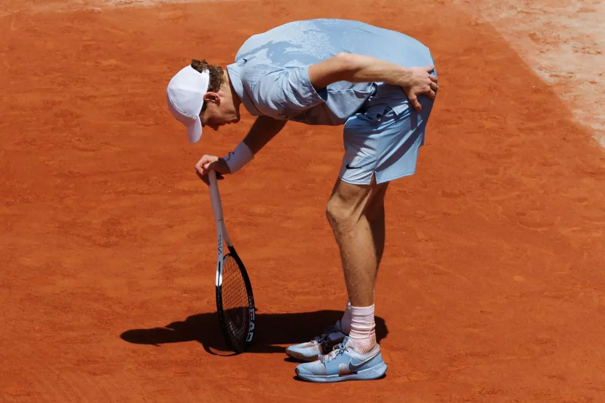 Sinner eliminato al secondo turno del Roland Garros, un malessere lo ferma a un game dalla vittoria su Cerundolo: “Nessuno è un robot”