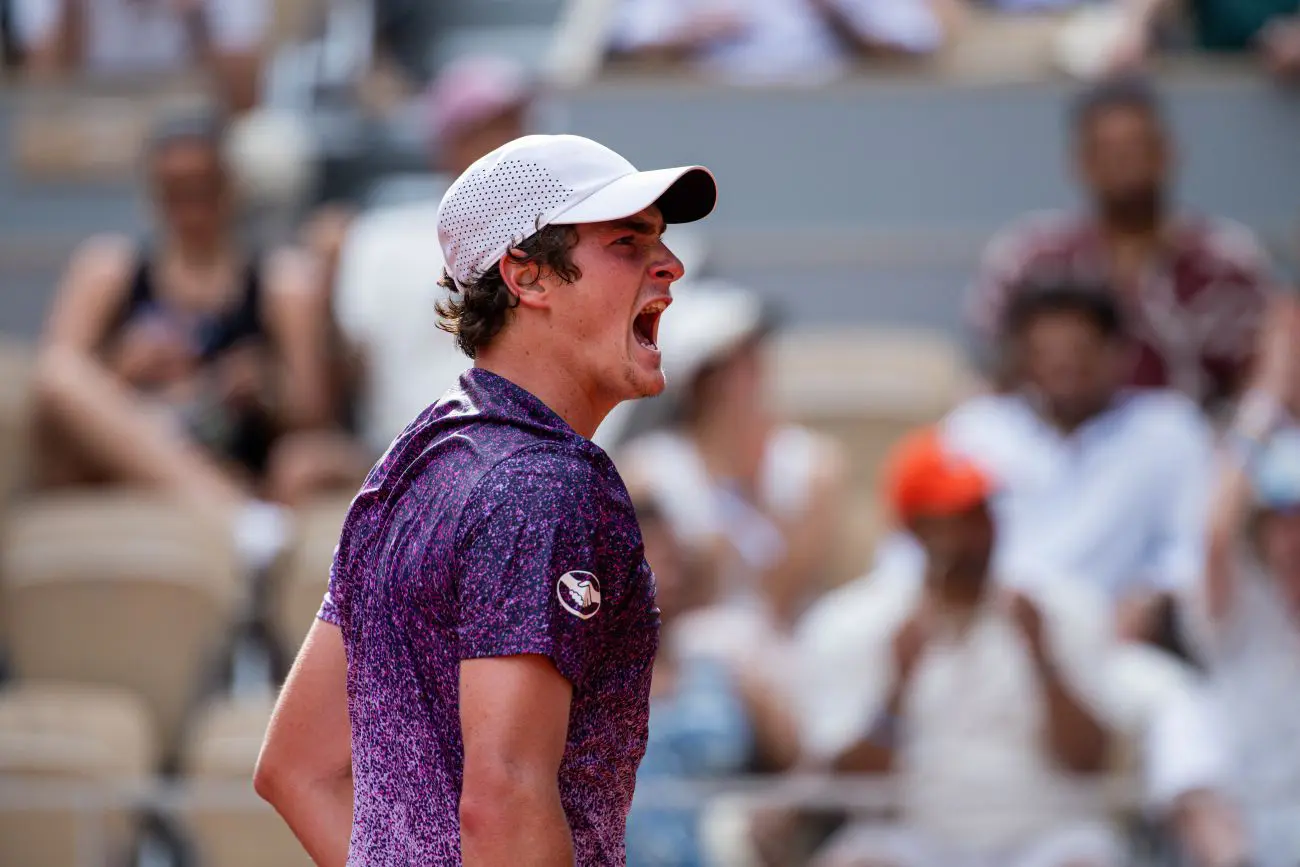 Djokovic saluta Parigi e il Roland Garros, Fonseca lo sconfigge in rimonta e vola agli ottavi