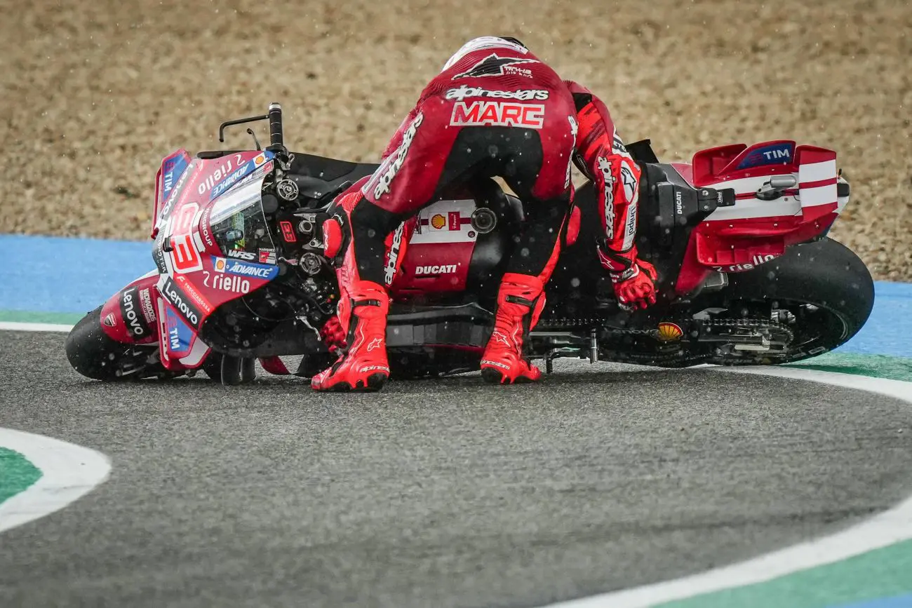MotoGP, Marc Marquez già in piedi: “L’operazione è stata un successo”