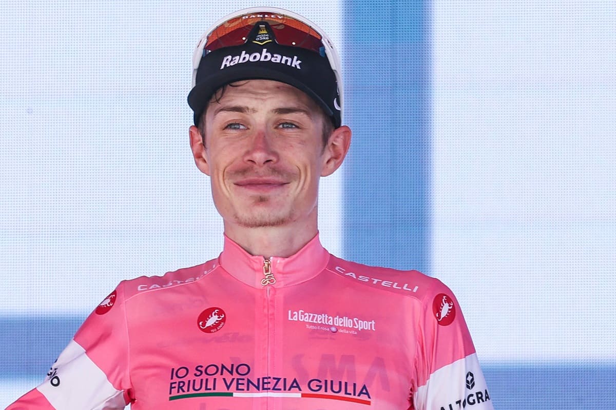 Dominio Vingegaard al Giro d’Italia, la maglia rosa vince anche la sedicesima tappa