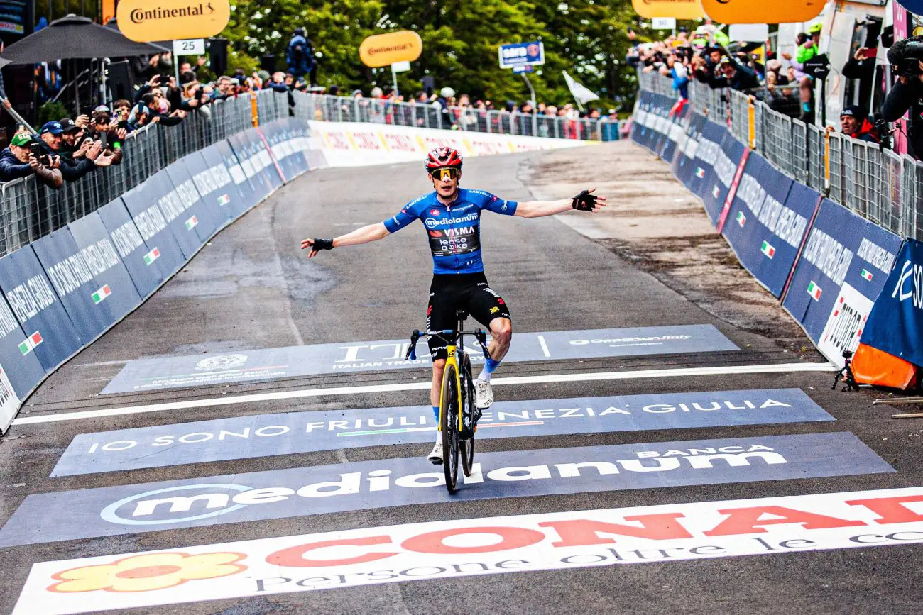 Giro d’Italia, Vingegaard vince il tappone alpino a Pila e conquista la maglia rosa