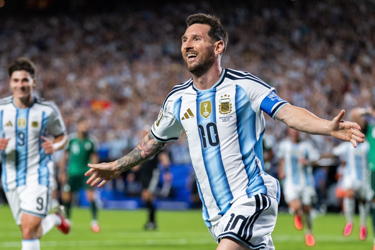Messi-show al debutto, l’Argentina vince 3-0 contro l’Algeria