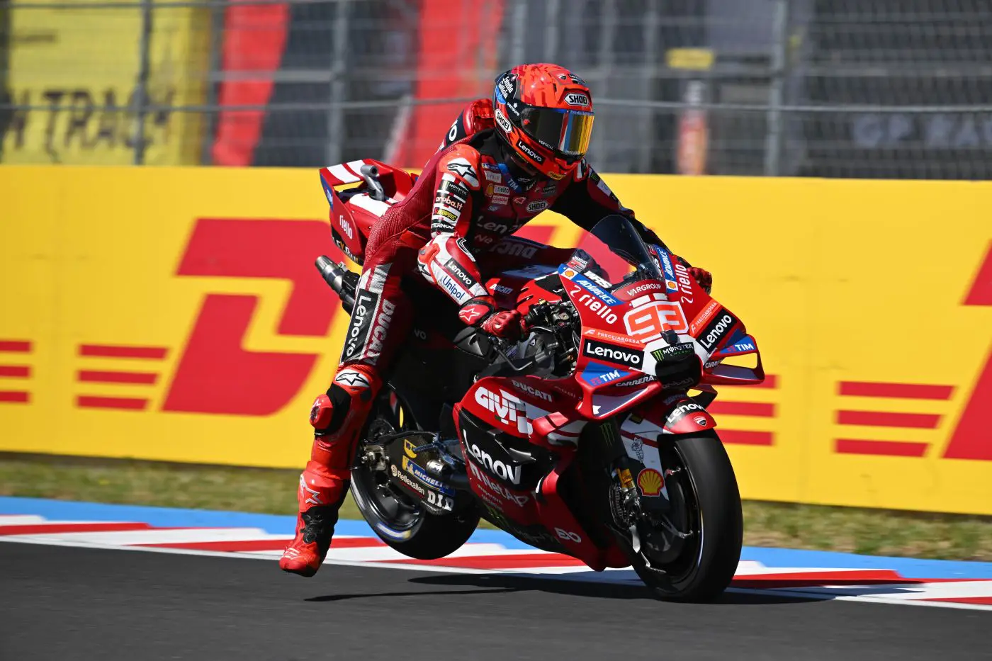 MotoGP, Marc Marquez dominatore in Ungheria: trionfa davanti ad Acosta e Bagnaia e centra la vittoria n°100
