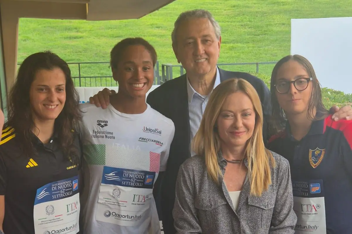 Nuoto, Settecolli: Sara Curtis firma il nuovo record europeo nei 50 dorso e viene premiata da Giorgia Meloni