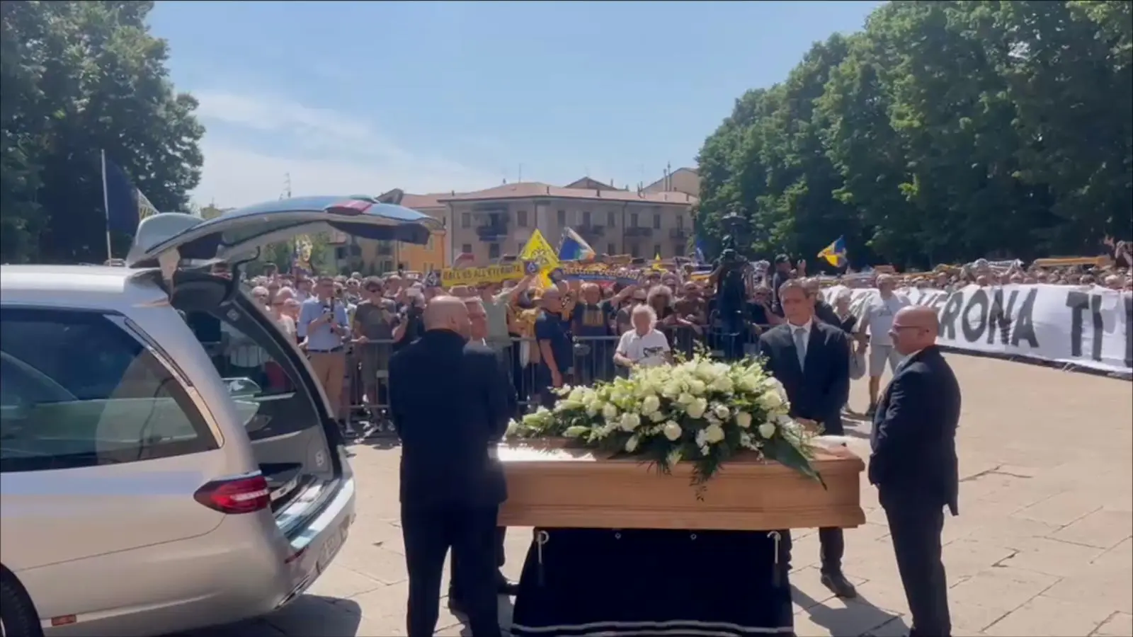 A Verona l’ultimo saluto a Osvaldo Bagnoli, Tricella “Saremo sempre i suoi ragazzi” / Video