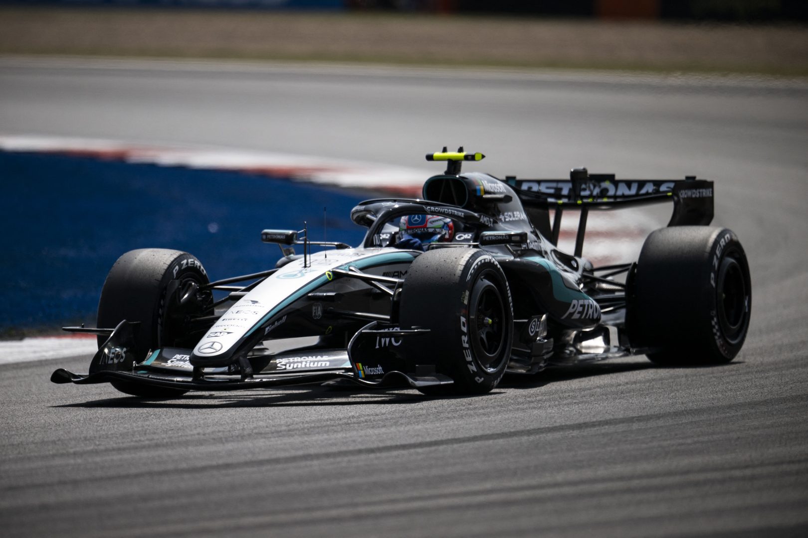 F1, Antonelli vince la sprint di Silverstone davanti ad Hamilton. Quinto Leclerc