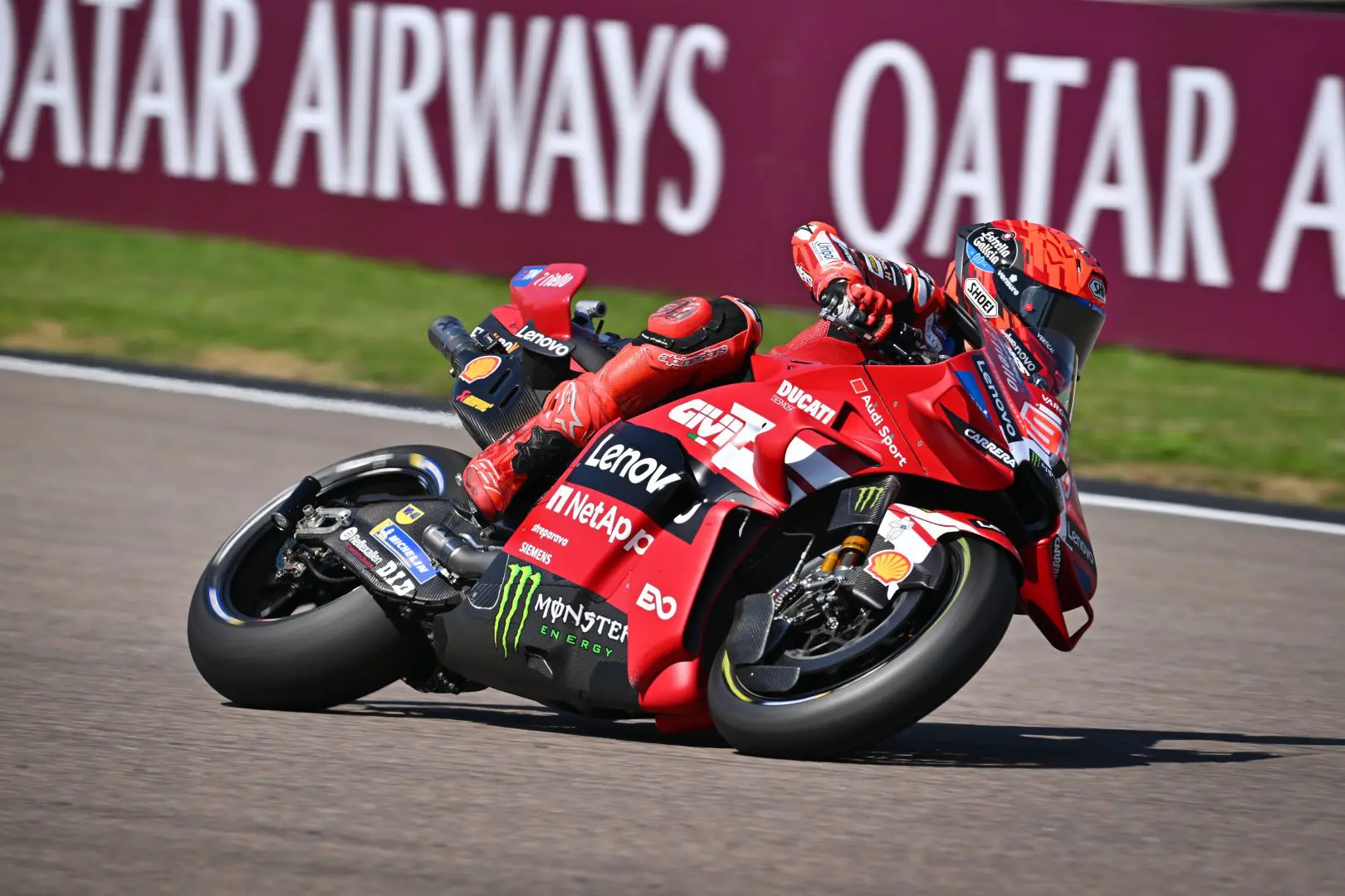 MotoGp, Marc Marquez centra la pole in Germania. Bezzecchi cade e si frattura la clavicola, rientra in Italia
