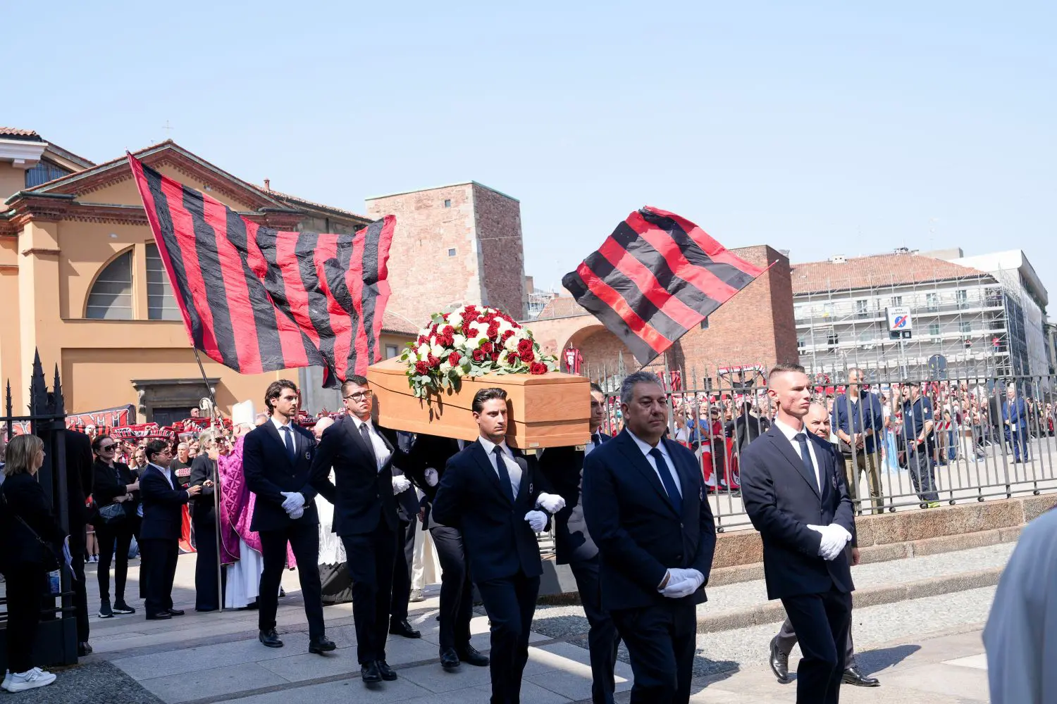 A Milano l’ultimo saluto a Franco Baresi, in migliaia fuori dalla basilica di Sant’Ambrogio / Fotogallery e Video