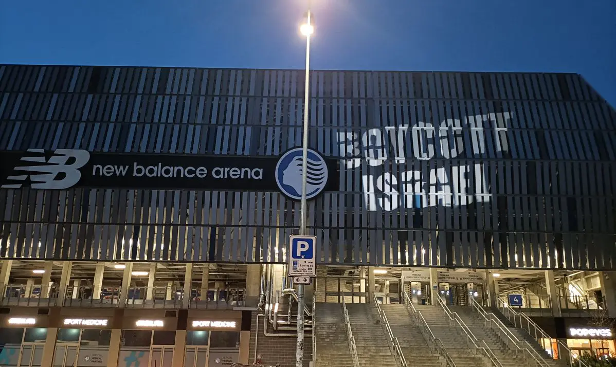Atalanta-Hapoel Tel-Aviv, la Flotilla illumina lo stadio di Bergamo con la scritta “Boycott Israel”
