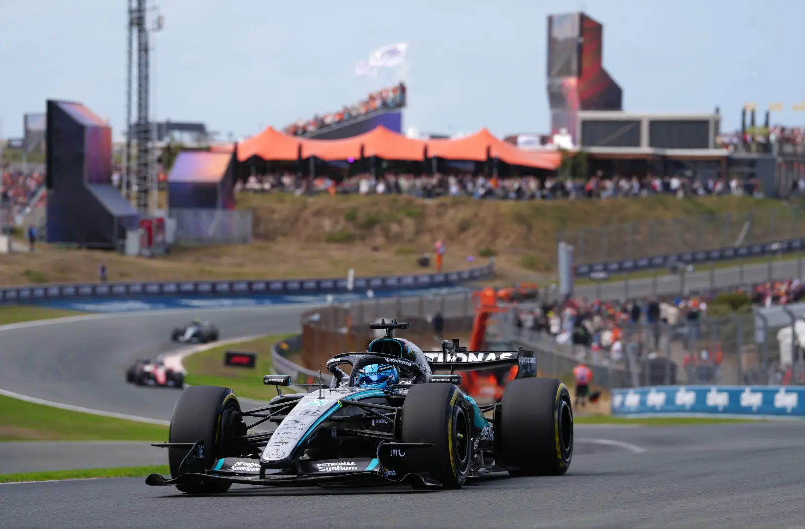 F1, Russell vince la sprint del GP d’Olanda davanti a Leclerc e Norris