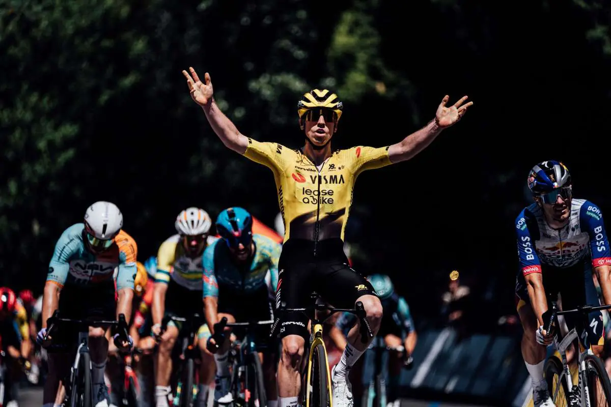 Brennan cala il poker e vince la sedicesima tappa della Vuelta 2026, Mas sempre in rosso