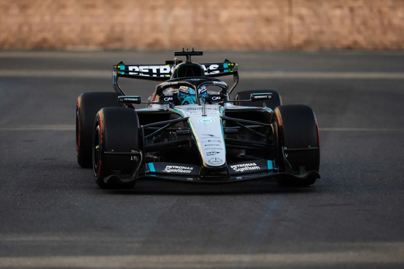 F1, Russell in pole a Baku davanti a Leclerc. Antonelli sbaglia, partirà 16esimo