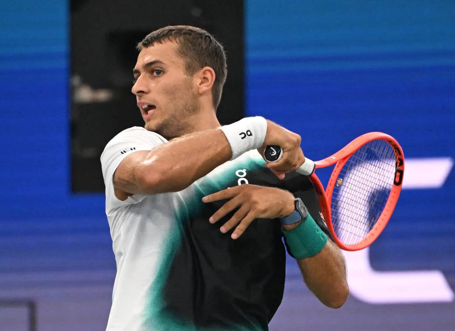 Cobolli rimonta Schoolkate ed è al terzo turno degli Us Open, maratona notturna per Zverev