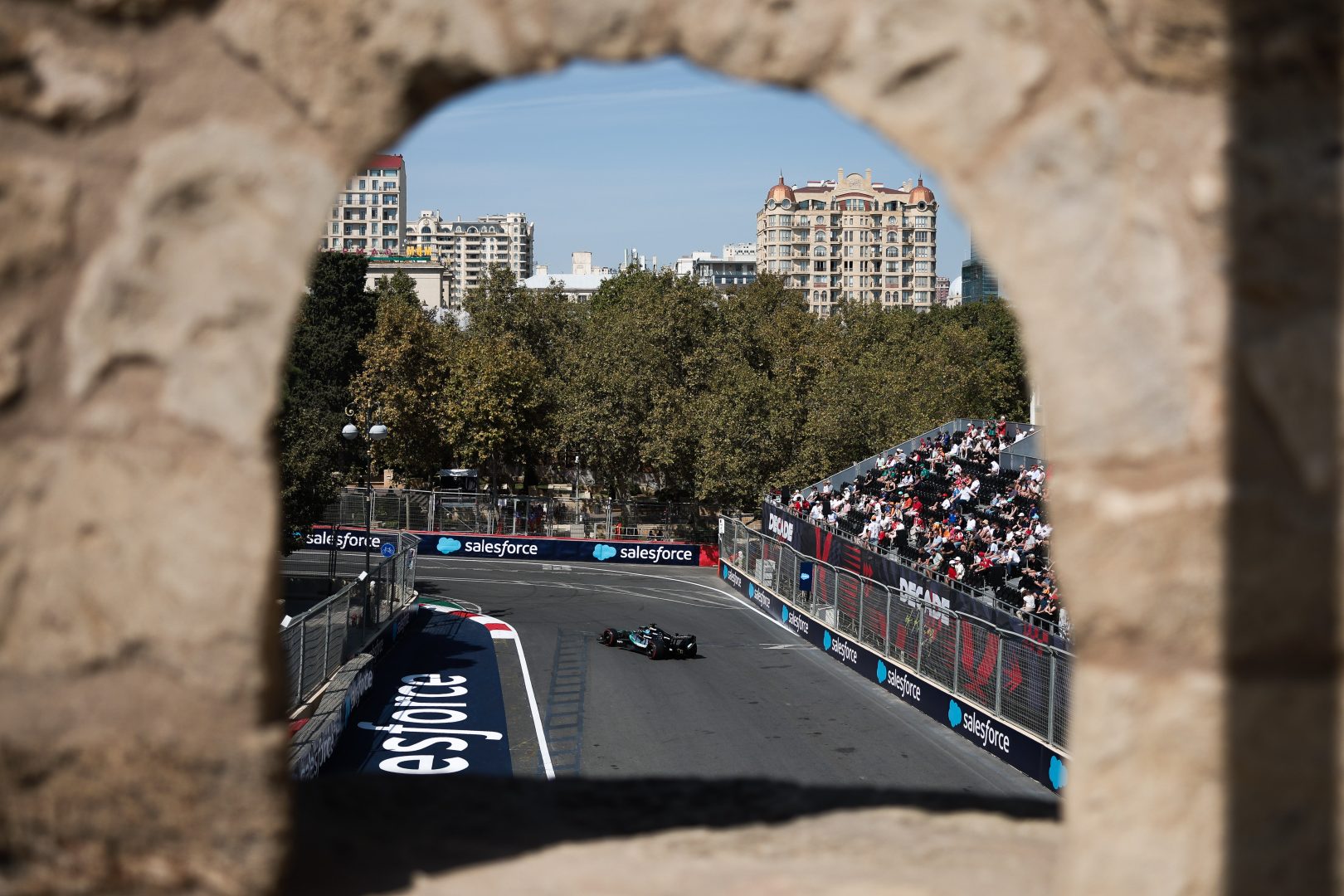 F1 GP Azerbaijan, la Mercedes domina le libere: Russell davanti ad Antonelli, Leclerc 4°
