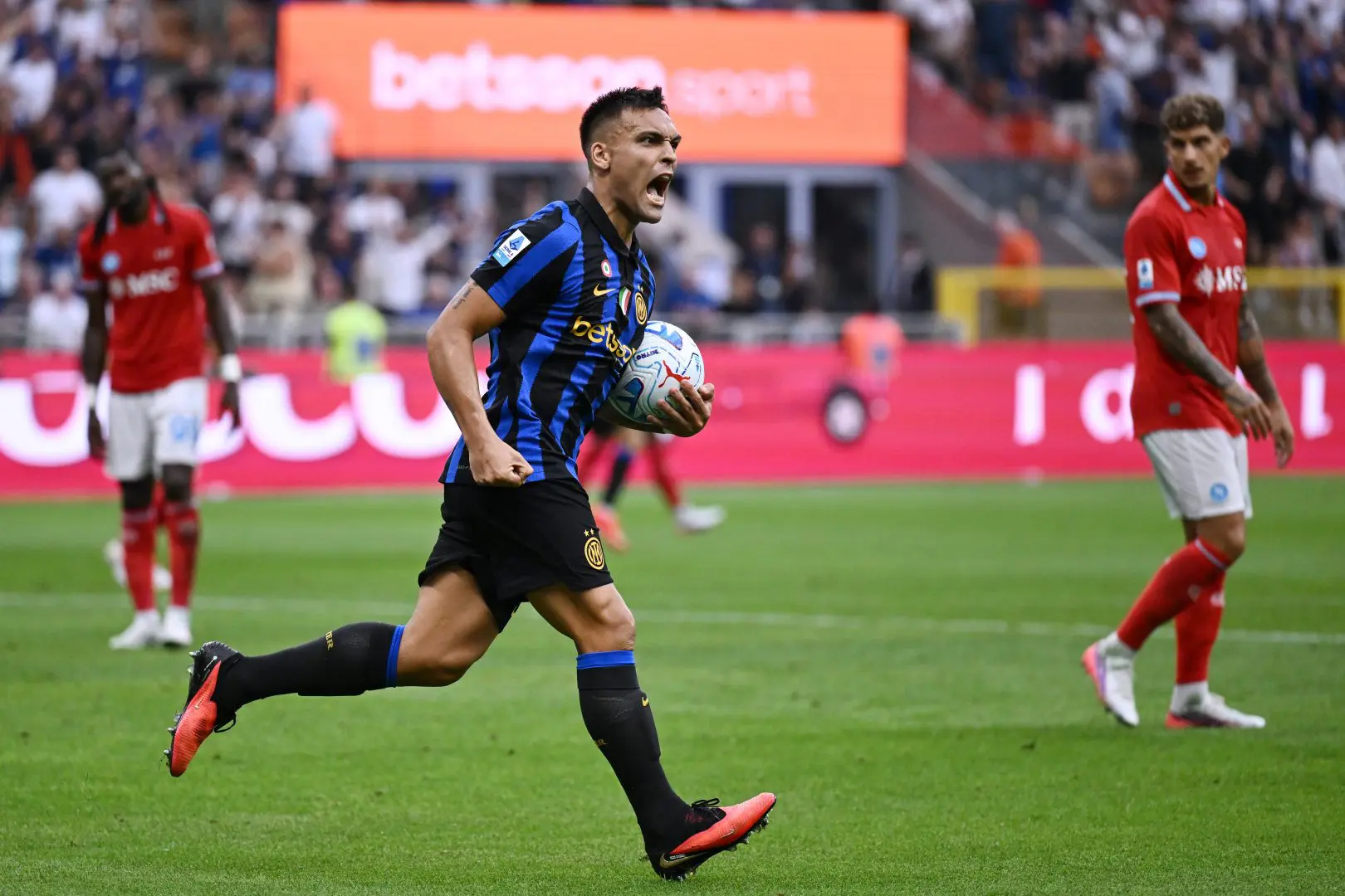 Gol e spettacolo a San Siro, l’Inter rimonta il Napoli: da 0-2 a 3-2
