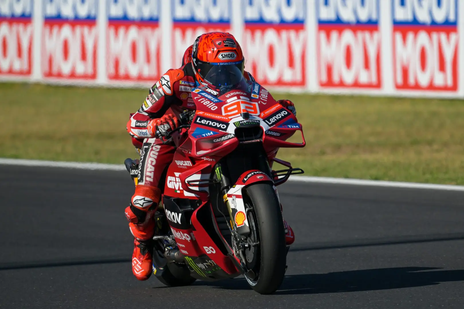 MotoGp, Marc Marquez trionfa a Misano davanti al fratello Alex. Fuori Bezzecchi e Bagnaia