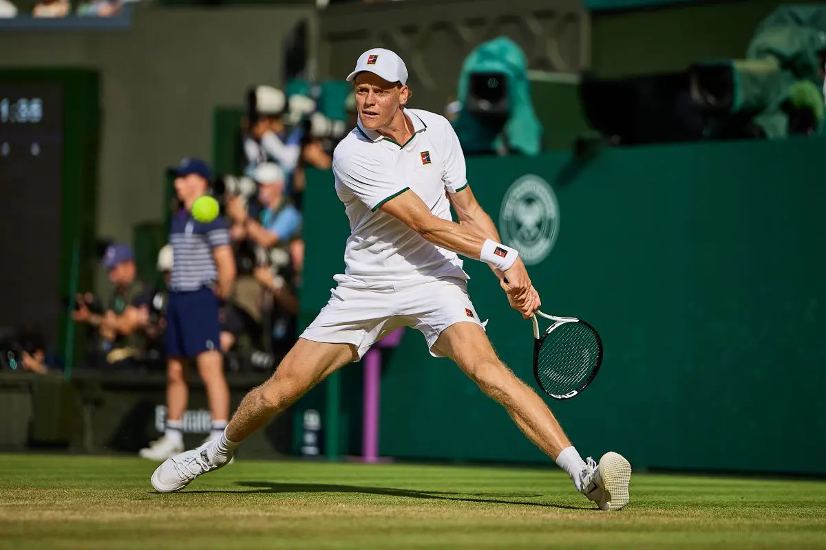 Sinner sempre al comando del ranking Atp, ma Zverev si avvicina. Rybakina regina della classifica Wta