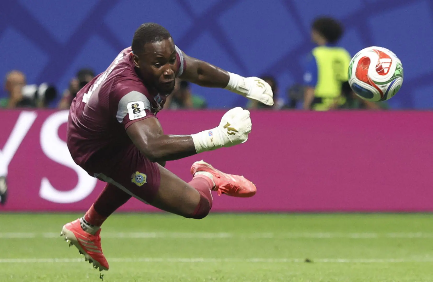 Il portiere della Repubblica Democratica del Congo non era tesserabile ai Mondiali, un nuovo caso per la Fifa
