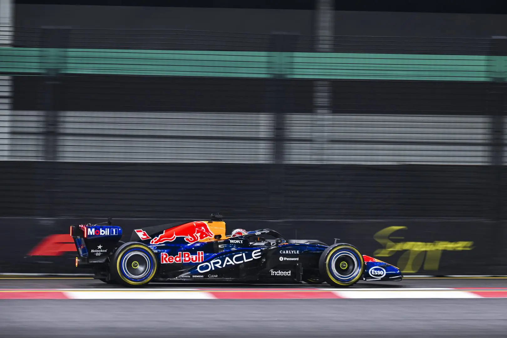 F1, a Singapore Verstappen in pole nella sprint ma sotto investigazione. Russell 2° davanti a Leclerc