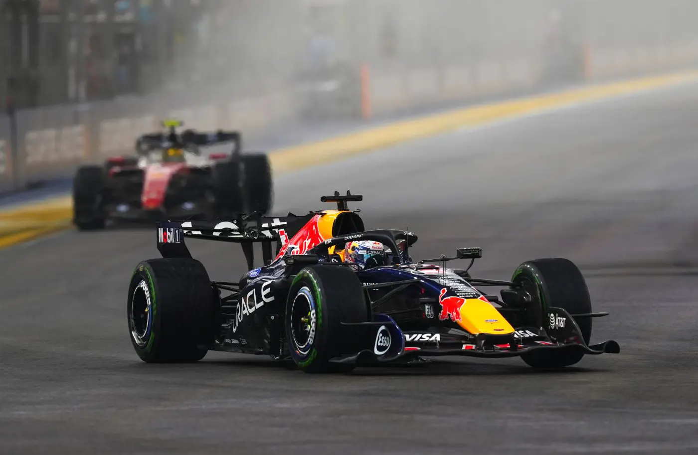 F1, Verstappen vince la sprint a Singapore davanti a Hamilton e Leclerc. Russell fuori, Antonelli allunga in classifica