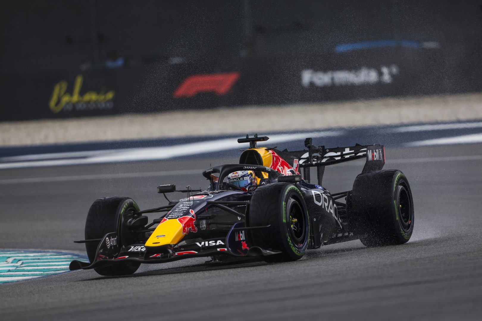 Verstappen trionfa a Sepang davanti ad Antonelli, Hamilton riporta la Ferrari sul podio