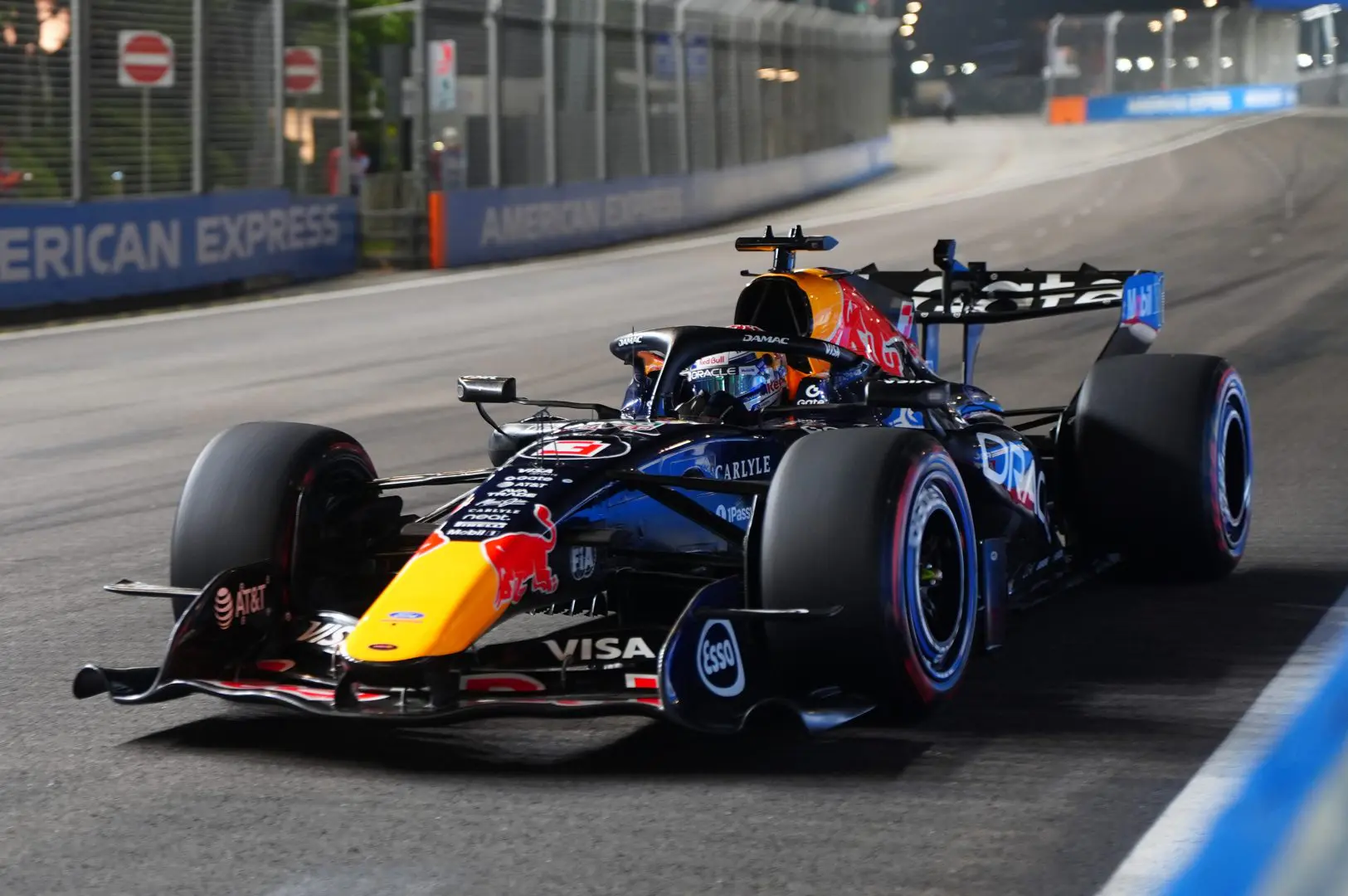 F1, sabato perfetto per Verstappen a Singapore: vince la sprint e conquista la pole, bene le Ferrari